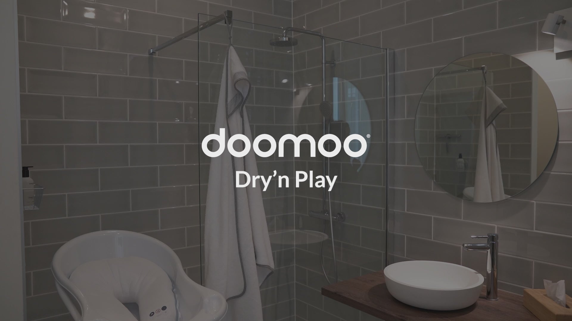 doomoo Dry'n play - Großes weißes Baby-Badecape mit Befestigung auf der Rückseite, um Wasserspritzer zu vermeiden
