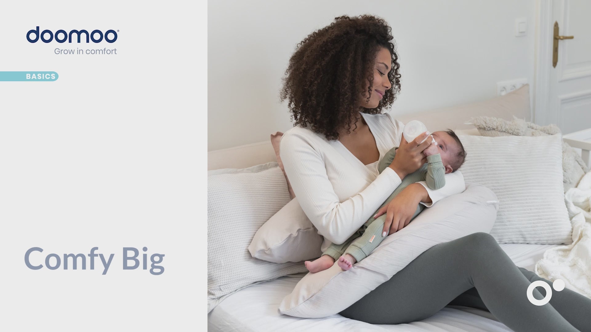 Großes blaues Schwangerschafts- und Umstandskissen aus Bio-Musselin-Baumwolle. Zum bequemen Schlafen, Stillen und Entspannen. Gefüllt mit sehr dünnen Mikroperlen für optimalen Komfort.
