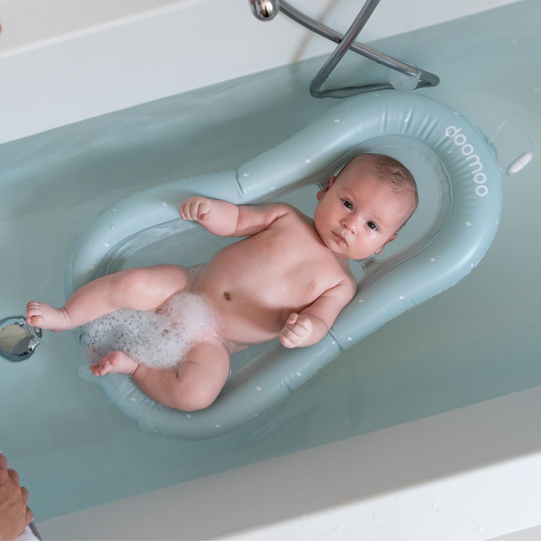 Matelas de bain gonflable doomoo - pour faciliter le bain de bébé à la maison ou en voyage