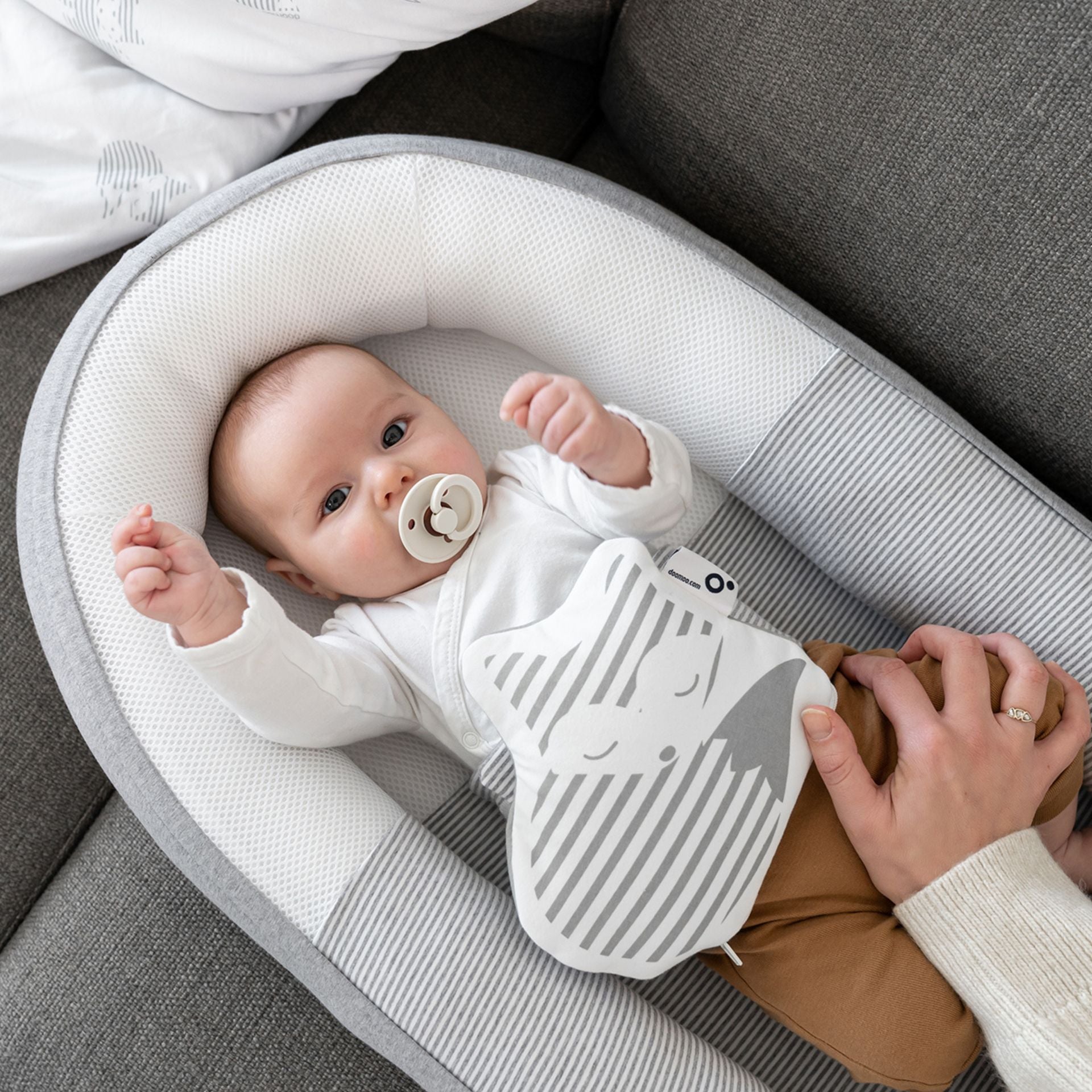 doomoo cocoon - sicheres und gemütliches Babynest - beruhigt das Baby Classic Grey