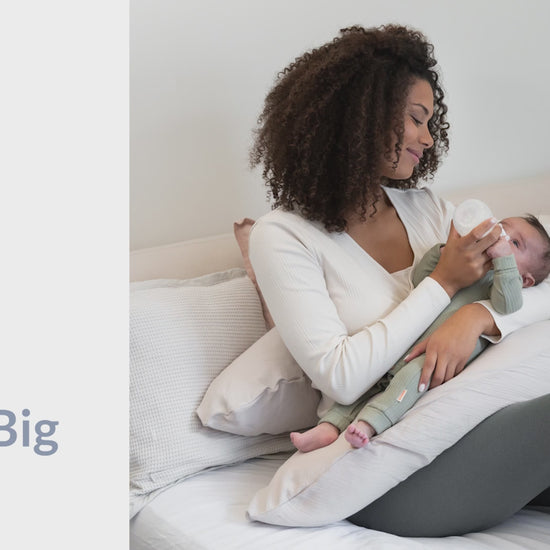 Grand coussin de grossesse et de maternité rose en mousseline de coton biologique. Pour dormir, allaiter et se détendre confortablement. Rembourrage en microperles très fines pour un confort optimal.