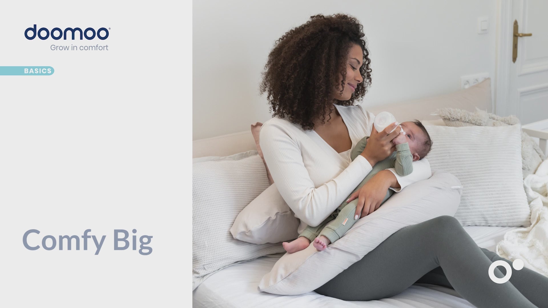 Grand coussin vert de grossesse et de maternité en mousseline de coton biologique. Pour dormir, allaiter et se détendre confortablement. Rembourrage en microperles très fines pour un confort optimal.