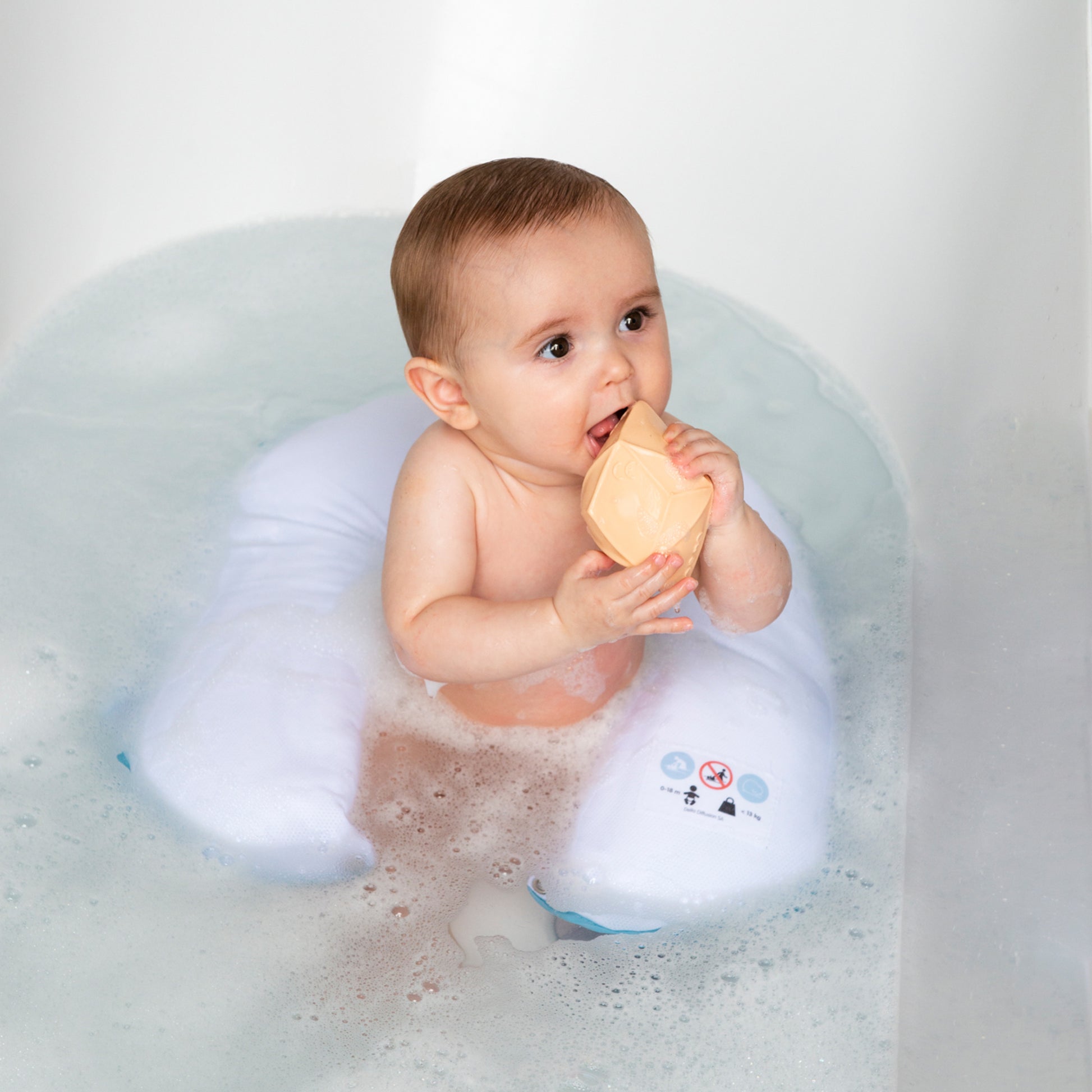 Almofada de banho para dar banho ao seu bebé sem mãos. O bebé pode deitar-se ou sentar-se na água em segurança. Segura para o bebé e sem esforço para as costas dos pais