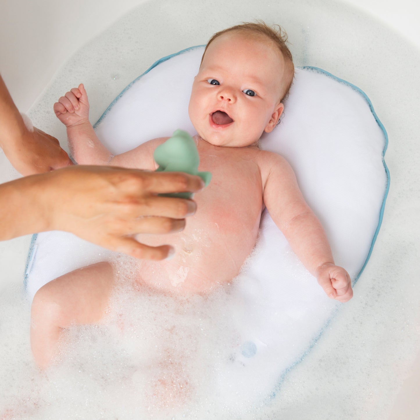 Almofada de banho para dar banho ao seu bebé sem mãos. O bebé pode deitar-se na água em segurança. Segura para o bebé e sem tensão nas costas para os pais
