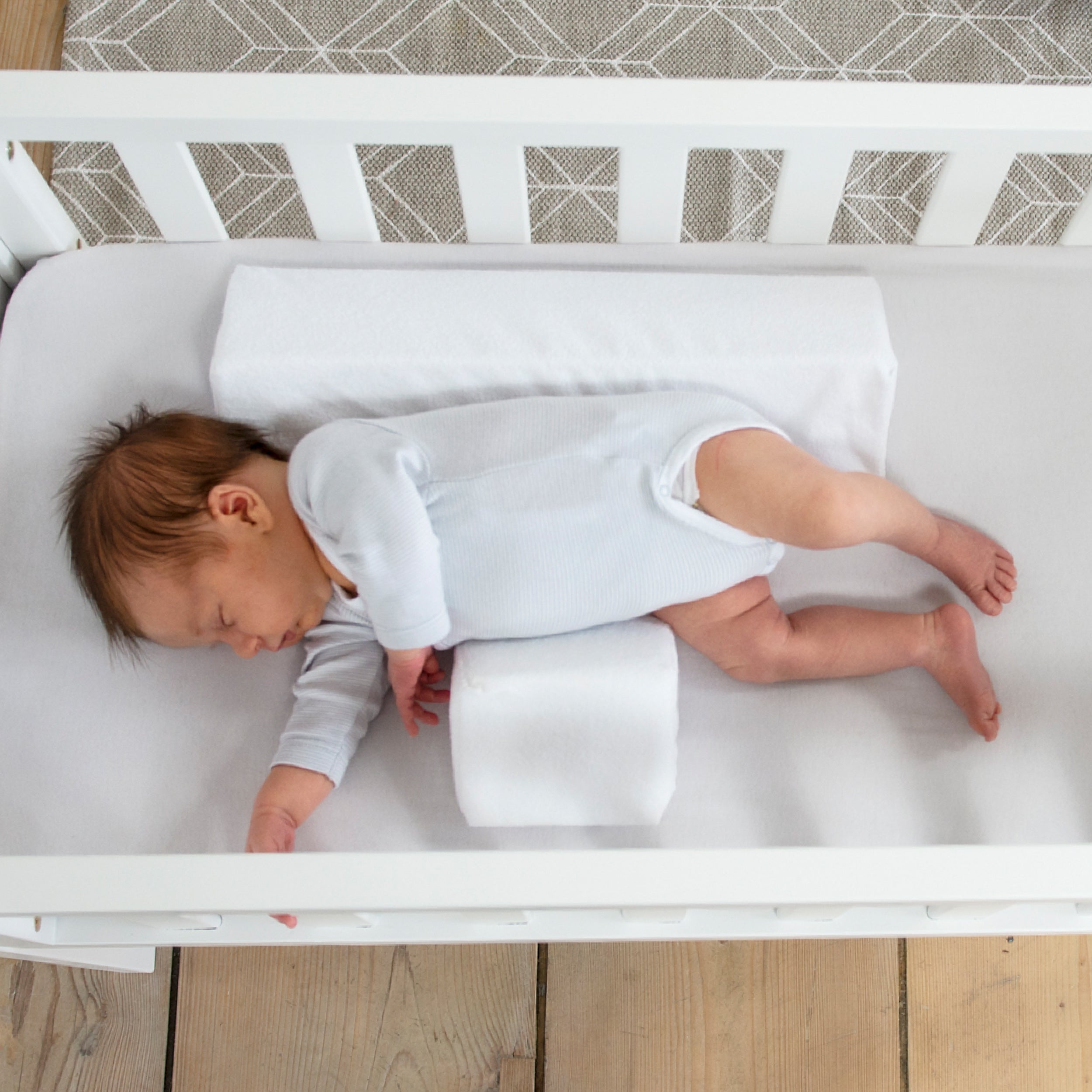 Baby bed with outlet sides