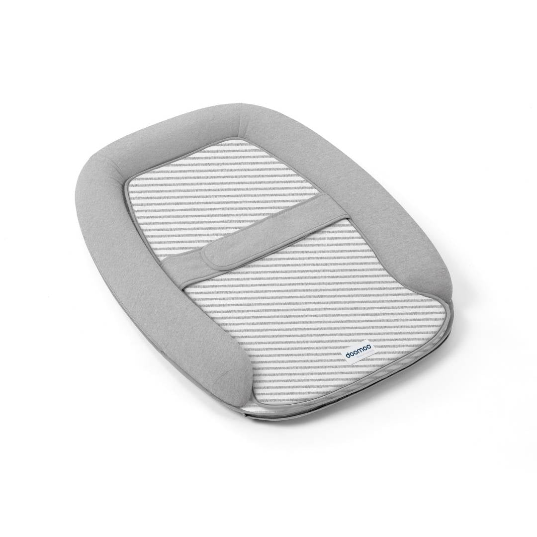 doomoo Cosy care - matelas à langer confortable avec coussin supplémentaire et ceinture de sécurité