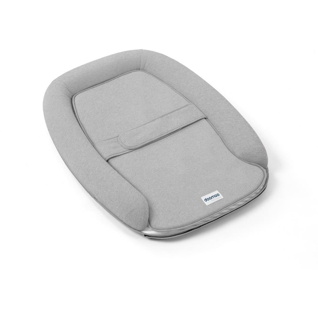 doomoo Cosy care - komfortable Wickelauflage mit extra Polster und Sicherheitsgurt