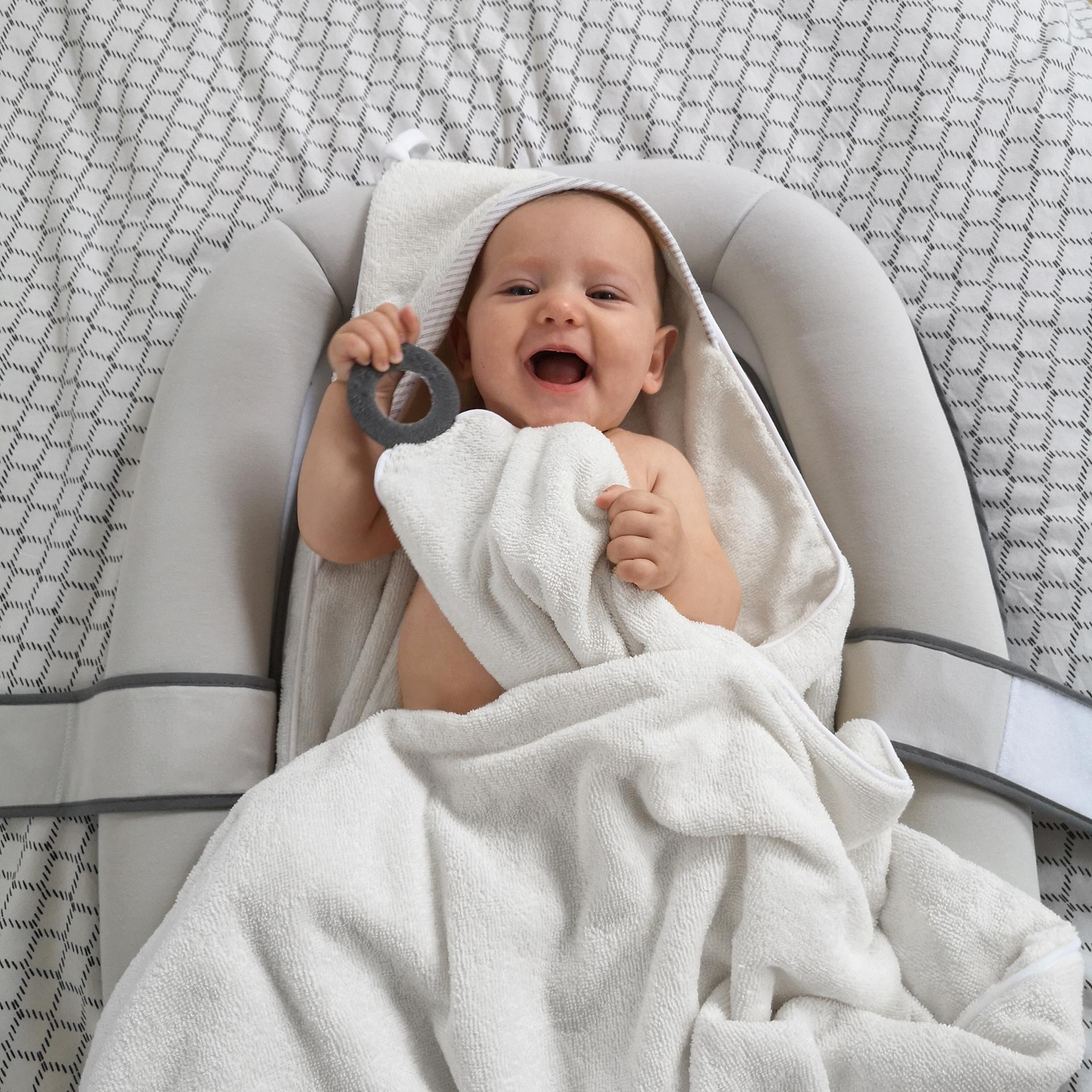 doomoo Dry'n play - Grande cape de bain blanche pour bébé avec attache dans le dos pour éviter les éclaboussures d'eau