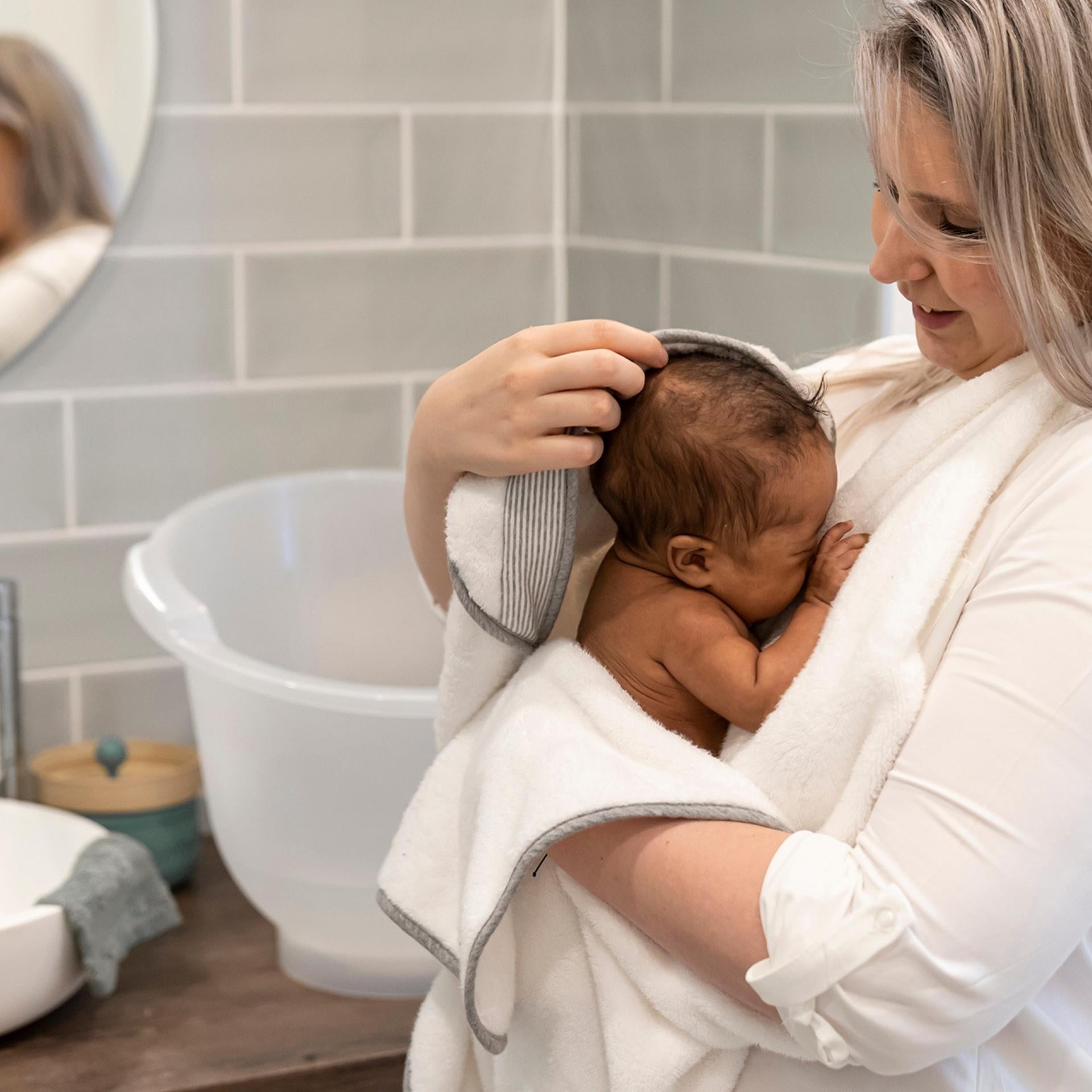 Doomoo Dry'n play - Grote witte babybadcape met bevestiging aan de achterkant om waterspatten te voorkomen