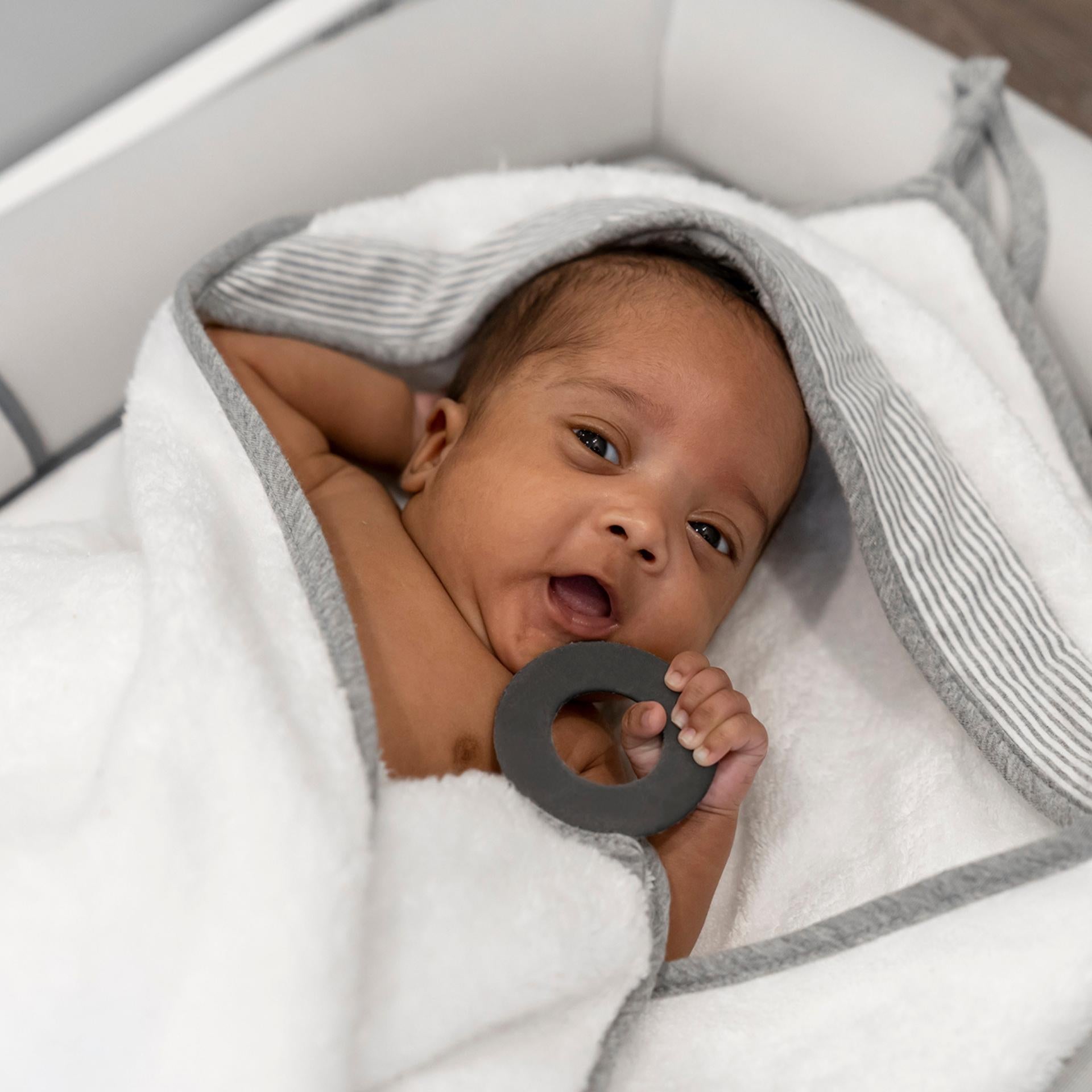 Doomoo Dry'n play - Grote witte babybadcape met bevestiging aan de achterkant om waterspatten te voorkomen