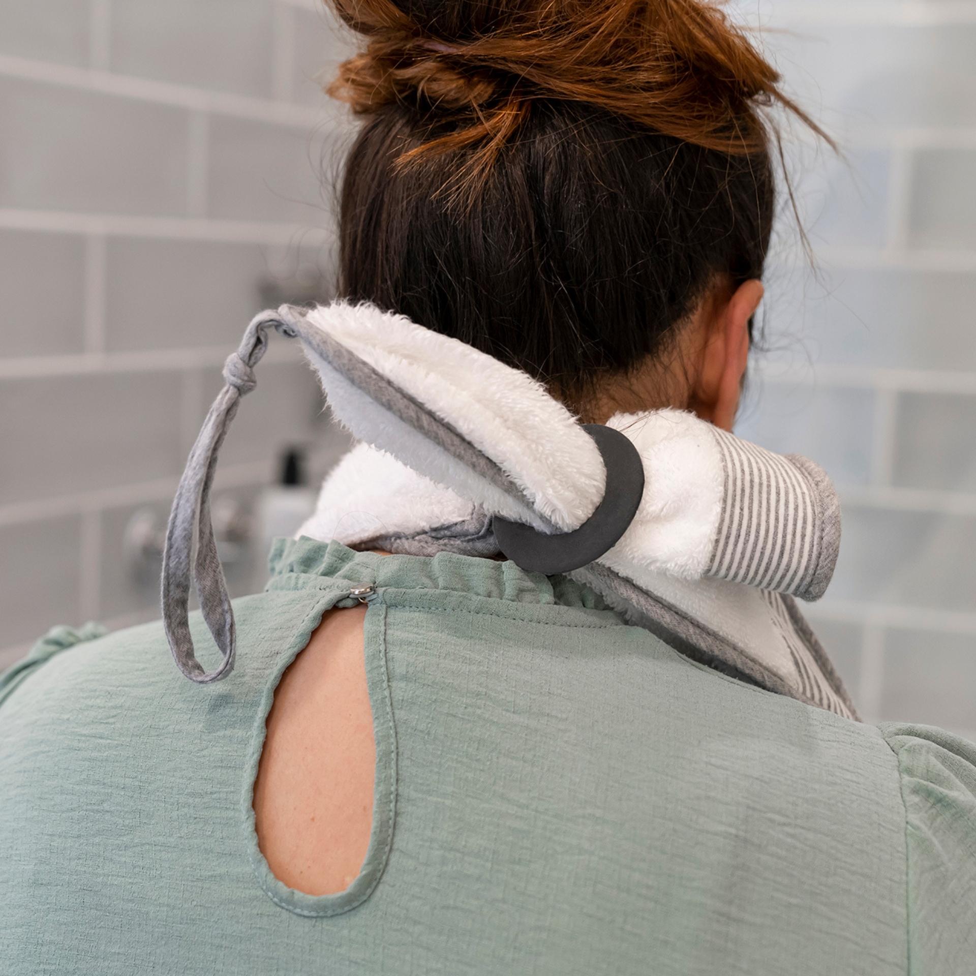 Doomoo Dry'n play - Grote witte babybadcape met bevestiging aan de achterkant om waterspatten te voorkomen