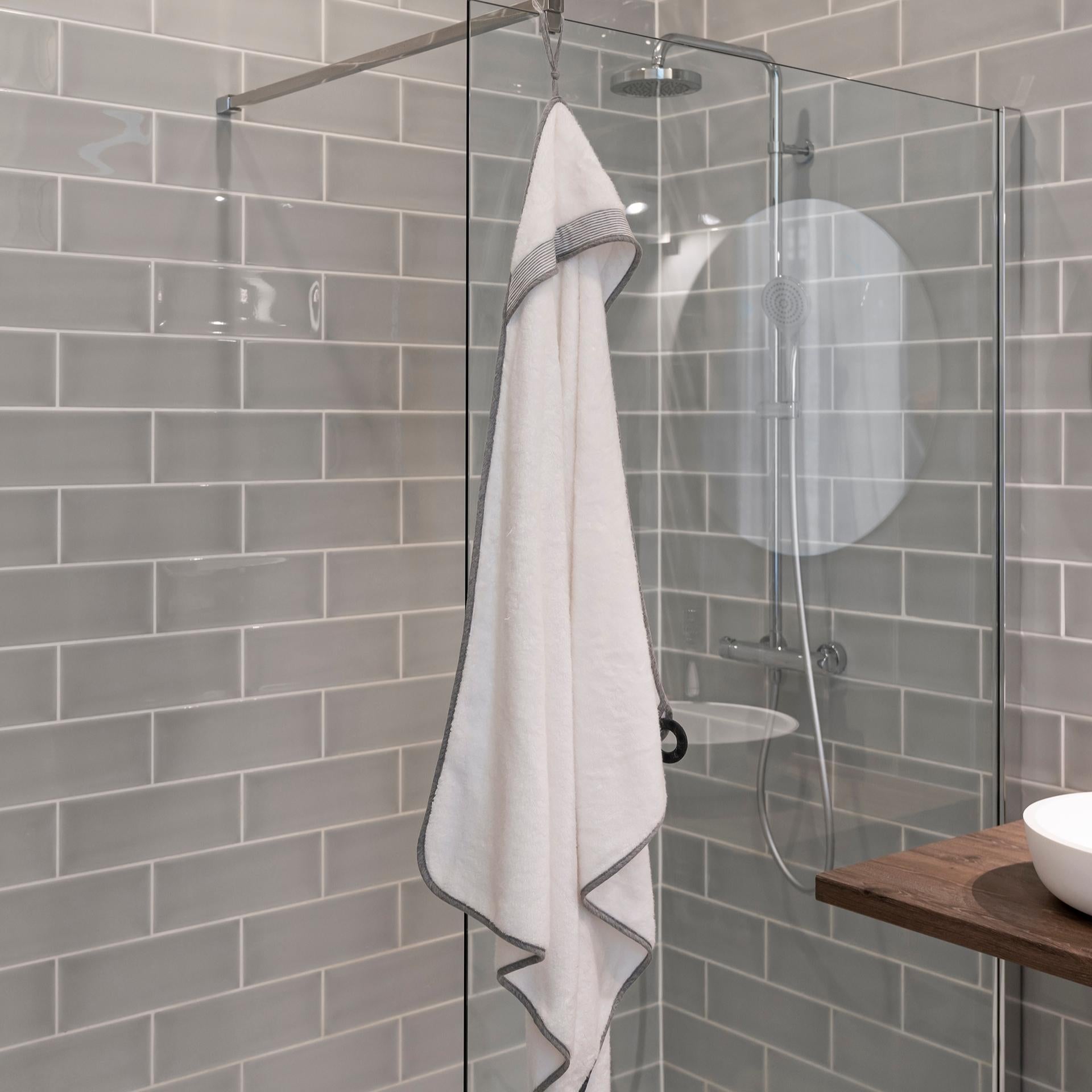 Doomoo Dry'n play - Grote witte babybadcape met bevestiging aan de achterkant om waterspatten te voorkomen