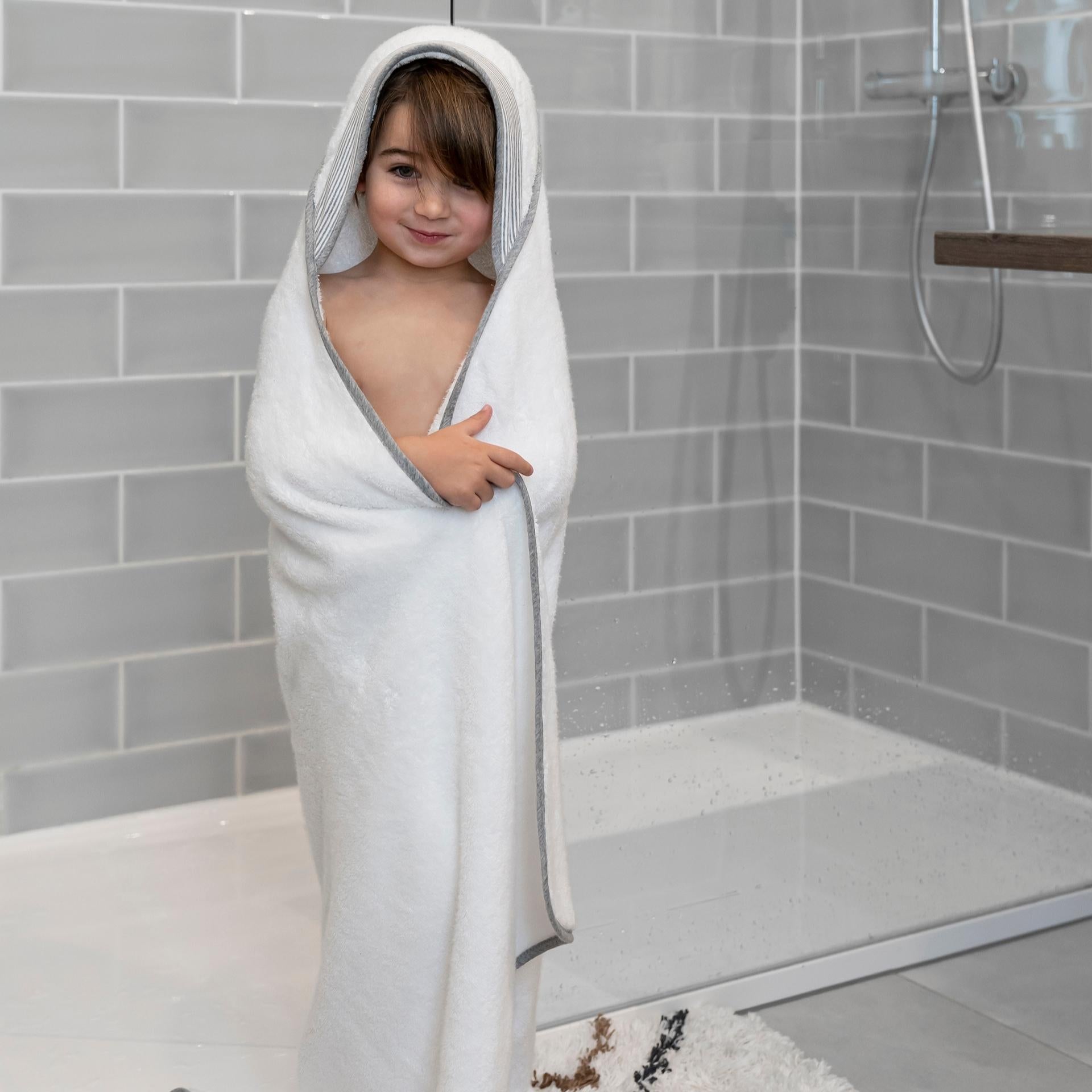 Doomoo Dry'n play - Grote witte babybadcape met bevestiging aan de achterkant om waterspatten te voorkomen