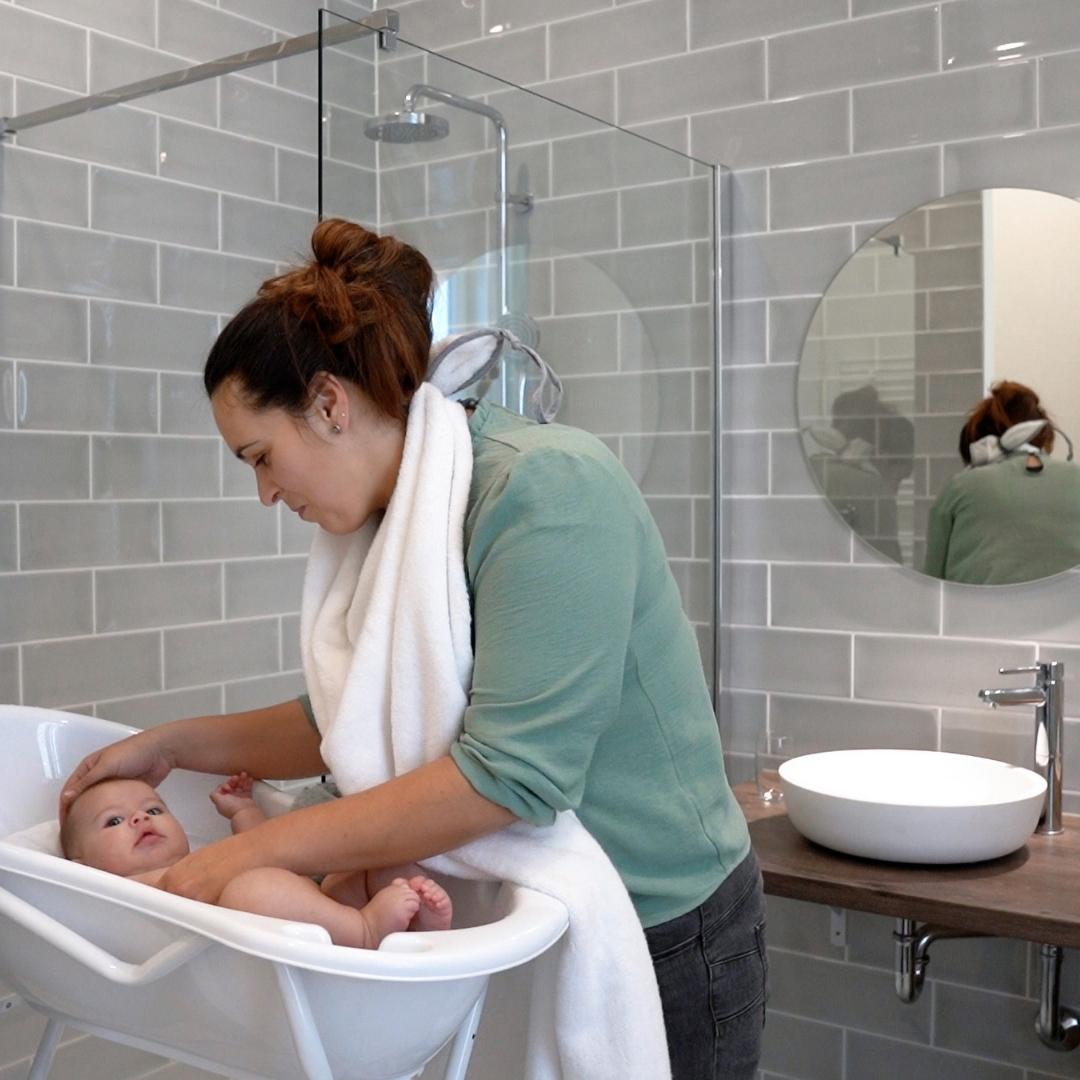 Doomoo Dry'n play - Grote witte babybadcape met bevestiging aan de achterkant om waterspatten te voorkomen