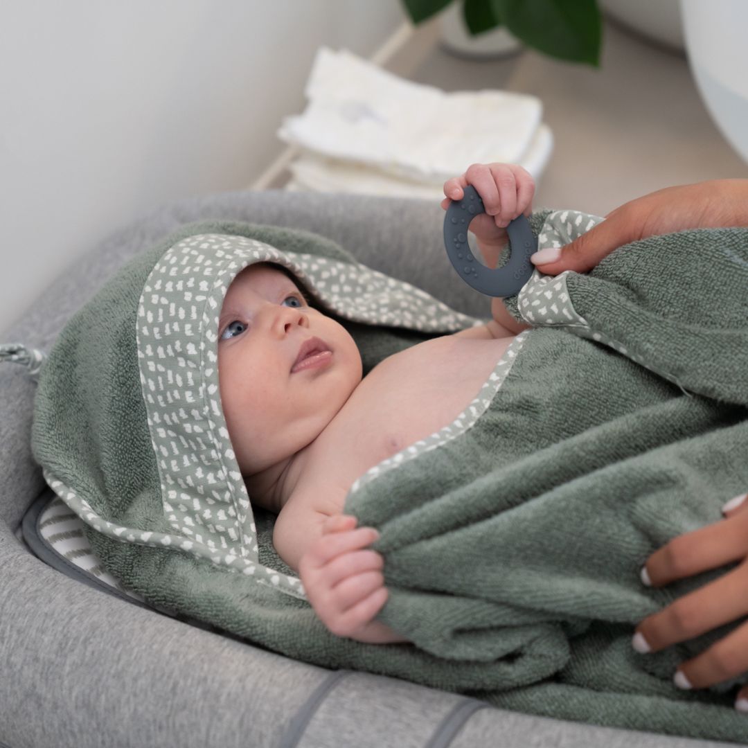 doomoo Dry'n play - Grande cape de bain pour bébé verte avec attache à l’arrière pour éviter les éclaboussures d’eau
